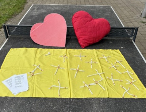 Ostergedenken und Gang auf unserem Schulgelände